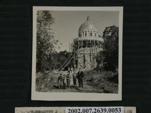 5人與圓頂建物合照 (共1張)