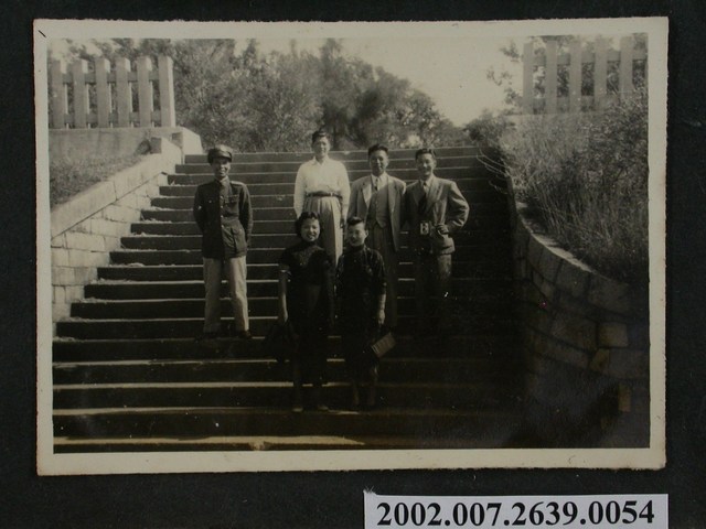 彭啟超夫人一行人於階梯合照 (共1張)