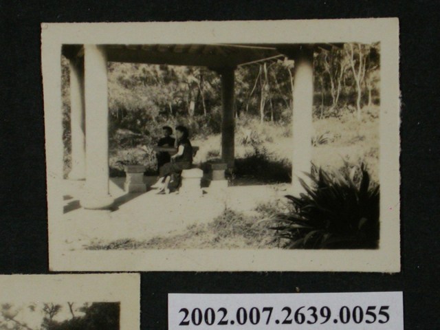 彭啟超夫人與另1名女子於涼亭合照 (共1張)