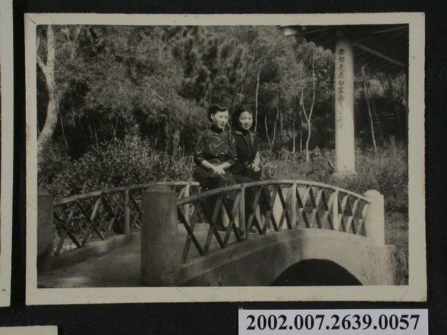 彭啟超夫人與1名女子於涼亭合照 (共1張)