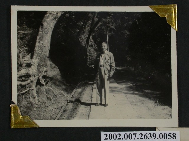 彭啟超獨照 (共1張)