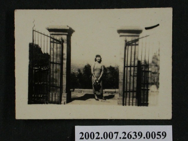 穿套裝女子獨照 (共1張)