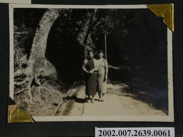 彭啟超夫人與1名女子合照 (共1張)