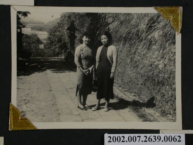 彭啟超夫人與1名女子合照 (共1張)