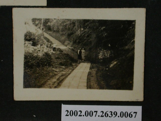 彭啟超夫人與1名女子於小徑上合照 (共1張)