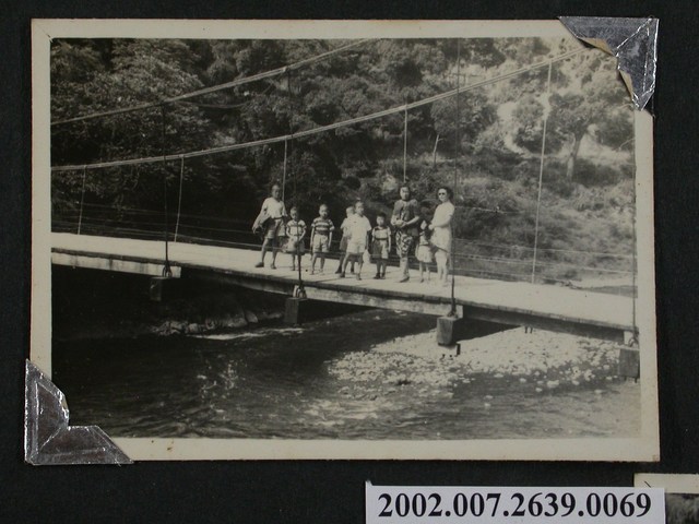 彭啟超夫人一行人於吊橋上合照 (共1張)