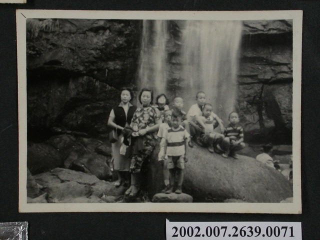 彭啟超夫人一行人於瀑布前合照 (共1張)