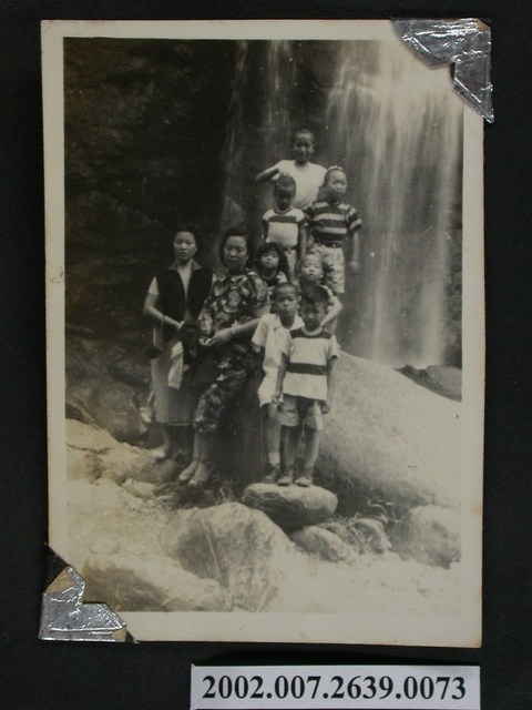 彭啟超夫人一行人於瀑布前合照 (共1張)