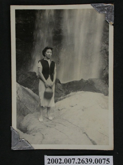 彭啟超夫人於瀑布前獨照 (共1張)