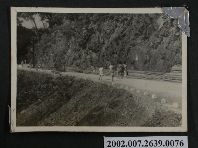 彭啟超夫人一行人行走於山路 (共1張)