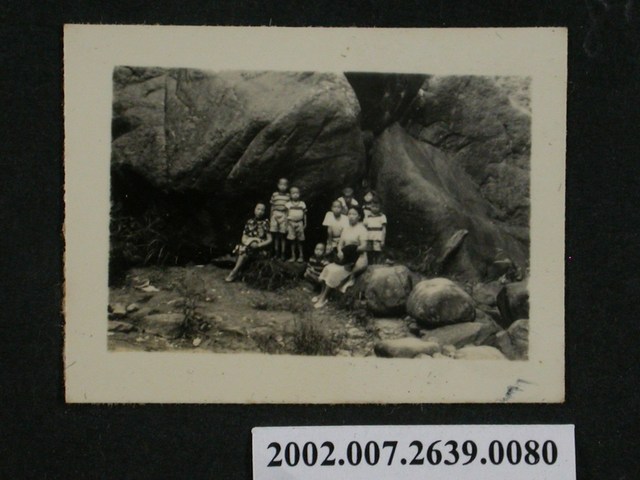 彭啟超夫人一行人於巨石旁合照 (共1張)