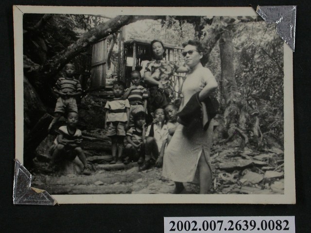 彭啟超夫人一行人於樹林小徑中合照 (共1張)