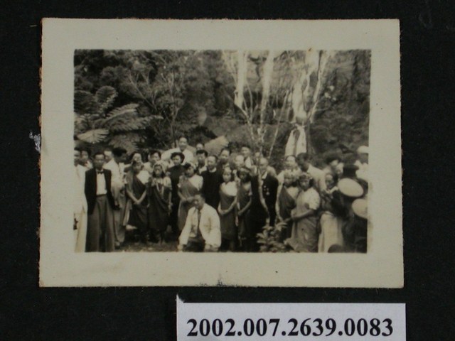 彭啟超一行人於瀑布前大合照 (共1張)