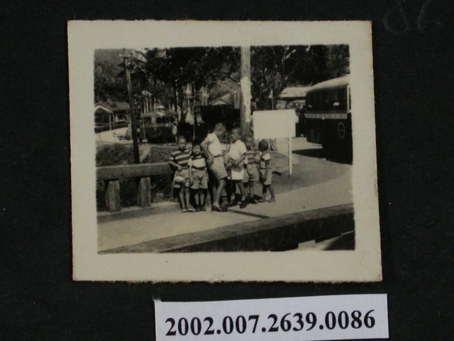 孩童們於路旁合照 (共1張)