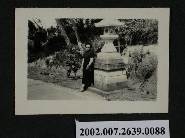 彭啟超夫人於石燈籠旁獨照 (共1張)