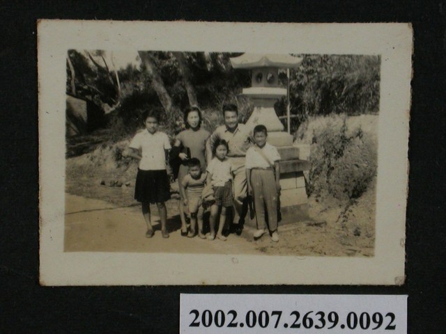 6人於石燈籠旁合照 (共1張)