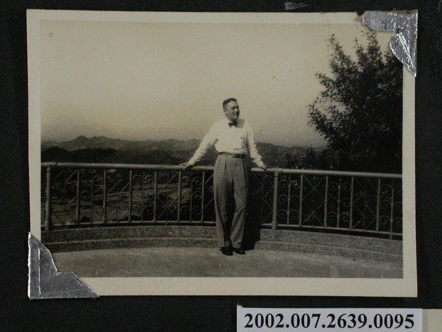 彭啟超獨照 (共1張)