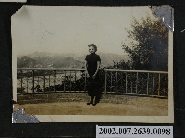 彭啟超夫人獨照 (共1張)