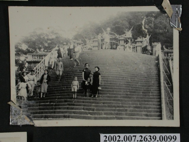 彭啟超夫人一行人於階梯合照 (共1張)