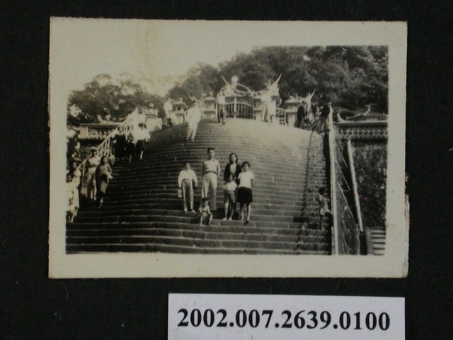 6人於階梯合照 (共1張)