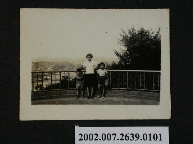 3名孩童於眺望臺前合照 (共1張)
