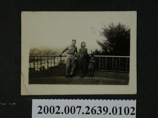 3人於眺望臺前合照 (共1張)