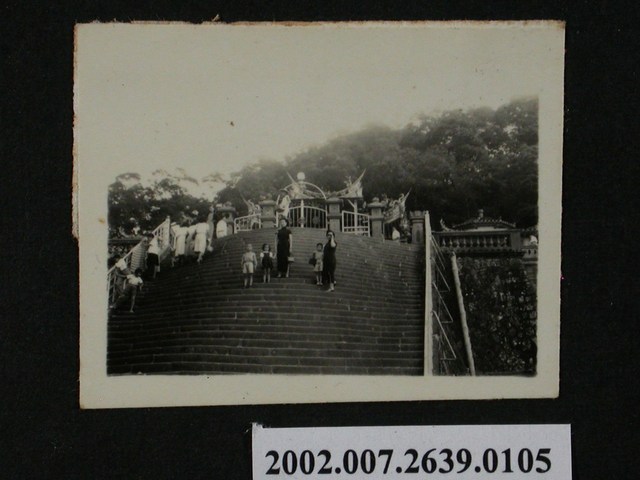 彭啟超夫人一行人於階梯合照 (共1張)