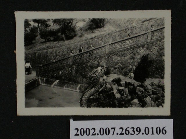 彭啟超夫人於龍形雕刻旁階梯合照 (共1張)