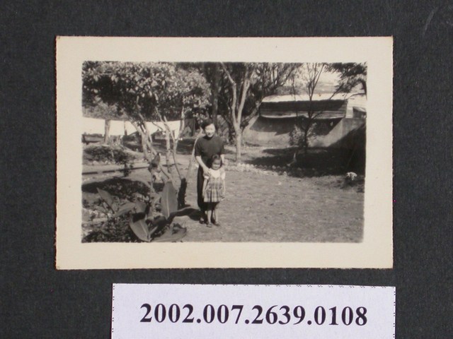 彭啟超夫人與1名女童合照 (共1張)