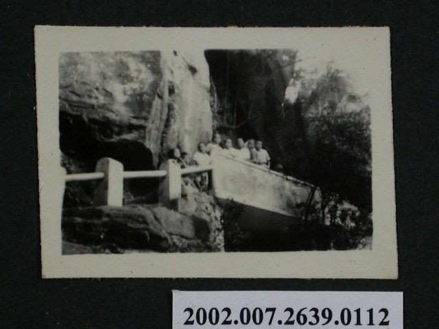 8名孩童於山壁前合照 (共1張)