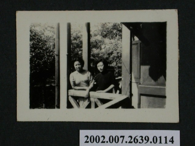 彭啟超夫人與1名女子合照 (共1張)