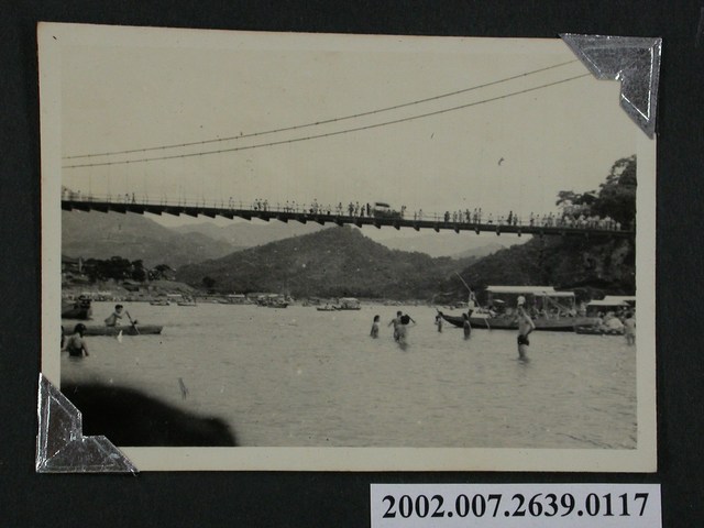 吊橋及橋下河流 (共1張)