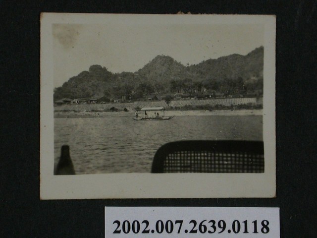 獨船行駛於河流 (共1張)