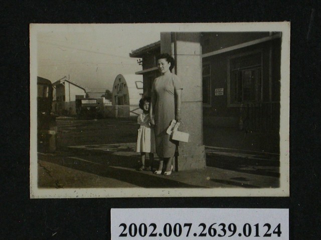 彭啟超夫人與1名孩童合照 (共1張)