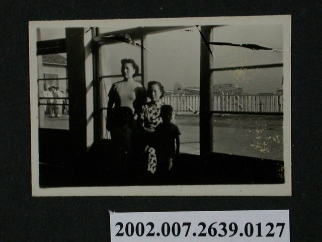 彭啟超夫人一行人於室內合照 (共1張)