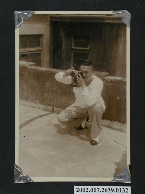 彭啟超為某人或某物攝影 (共1張)