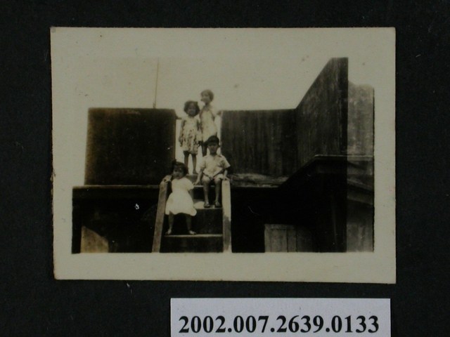 4名孩童於階梯合照 (共1張)