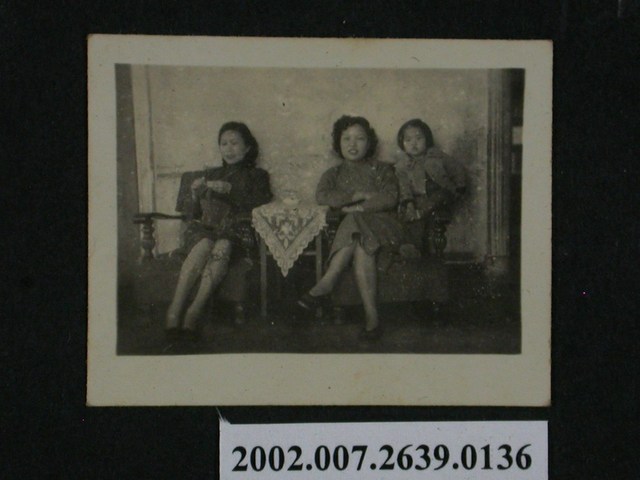 彭啟超夫人與1名女子及1名女童合照 (共1張)