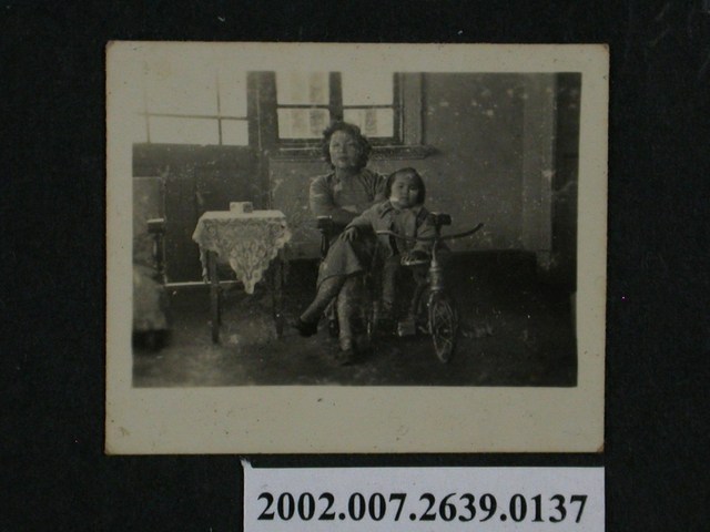 彭啟超夫人與1名女童合照 (共1張)