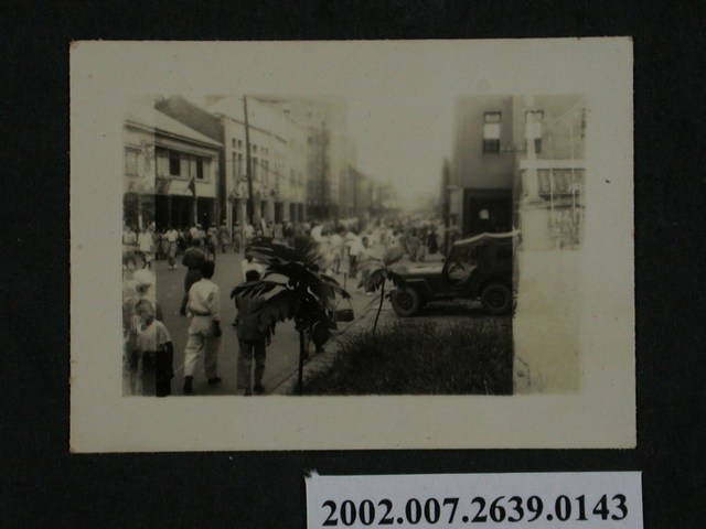 街道人聲鼎沸 (共1張)