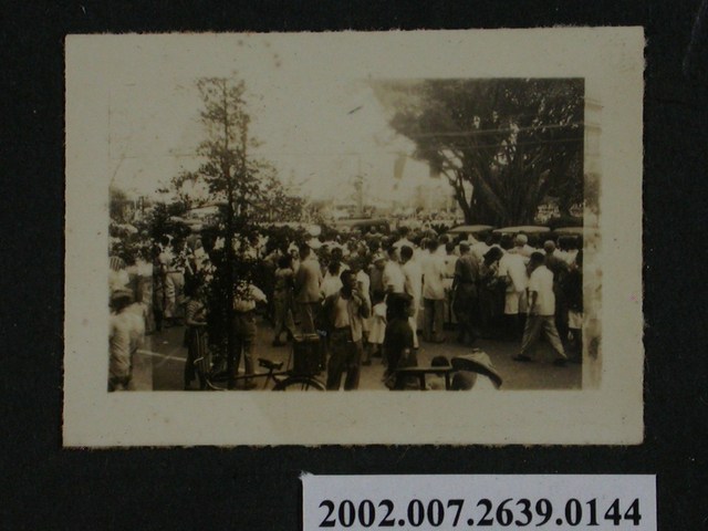 街道人聲鼎沸 (共1張)