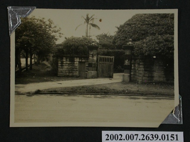 圍牆與鐵柵門入口外部拍攝 (共1張)