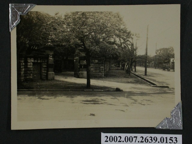 圍牆與鐵柵門入口外部拍攝 (共1張)