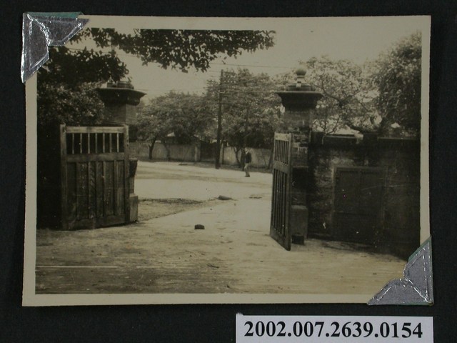 圍牆與鐵柵門入口內部拍攝 (共1張)