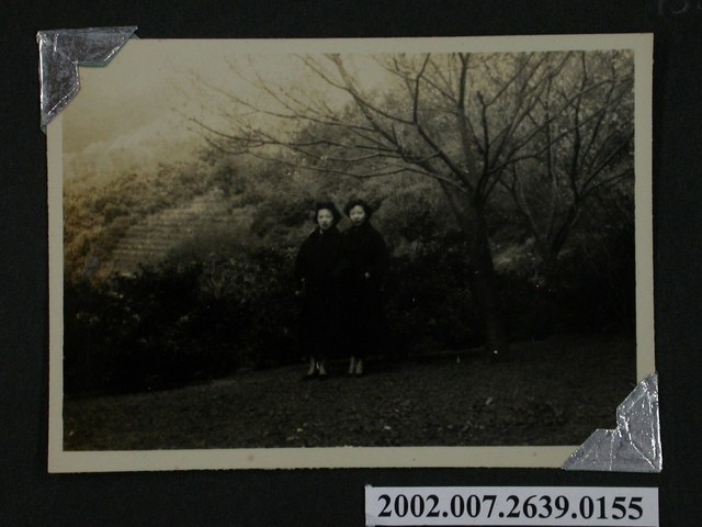 彭啟超夫人與1名女子合照 (共1張)