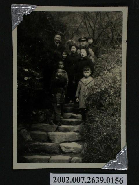 彭啟超夫婦一行人於樹林間階梯合照 (共1張)