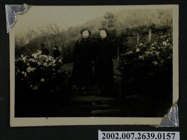 彭啟超夫人與1名女子合照 (共1張)