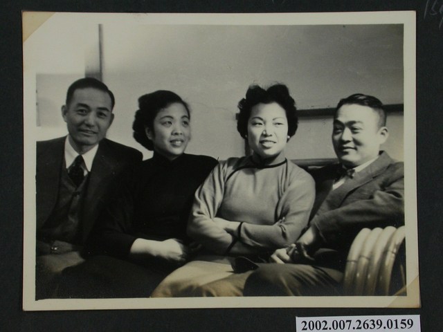 彭啟超夫婦與1對夫婦合照 (共1張)