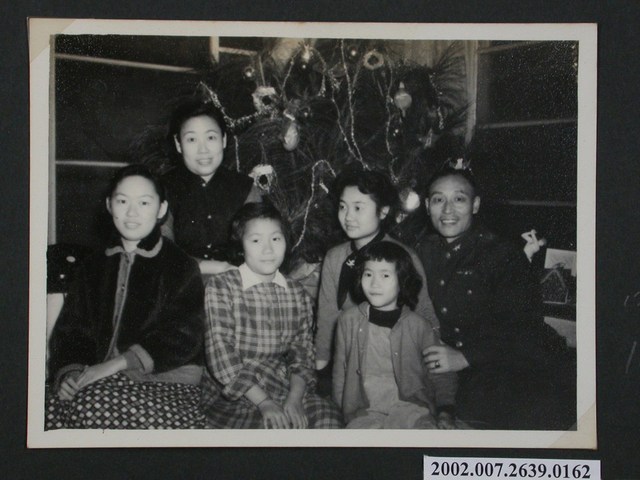 6人於室內與聖誕樹合照 (共1張)