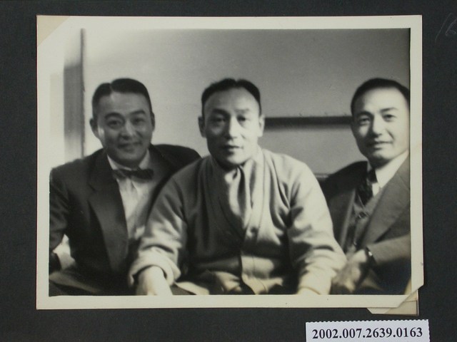 彭啟超與2名男子合照 (共1張)